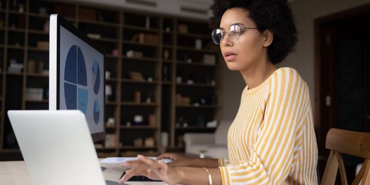 An E-commerce analyst working on the computer.